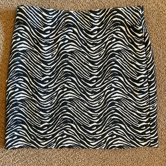 Zebra stripes mini skirt 🦓 - Picture 3 of 4